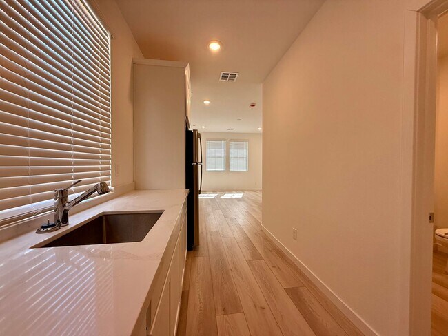 Building Photo - 4 BED 3.5 BATH 2 CAR GARAGE HOME w/ LOFT, ...
