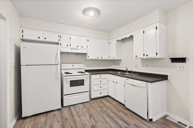 Building Photo - Awesome 2BE/1.5BA duplex in fantastic loca...