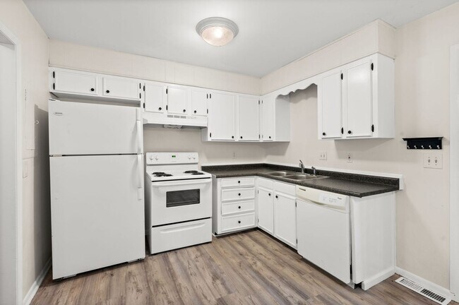 Building Photo - Awesome 2BE/1.5BA duplex in fantastic location in Nashville!