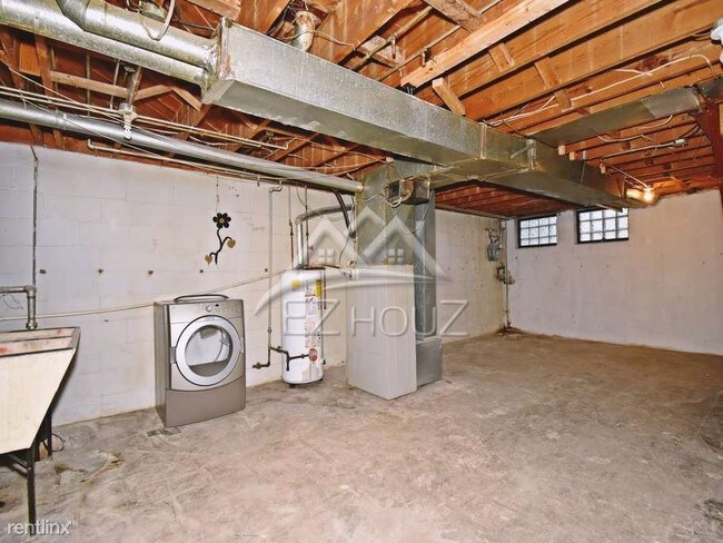 Building Photo - 2 br, 1.5 bath Apartment - 4108 Eastmont Ave