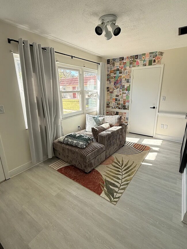 Building Photo - Move in Ready! Sunshine & Comfort in the Heart of St. Pete - 2bed|2bath