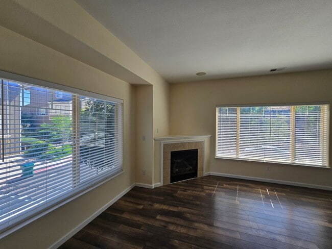 Building Photo - Wonderful and Sunny Rancho San Rafael Town...