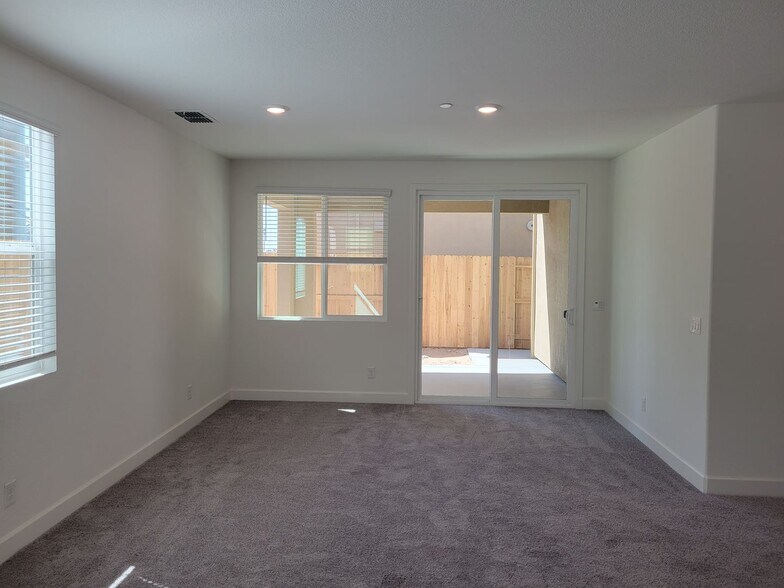 Building Photo - House:  3 Bedroom / 2.5 Bathroom - Rocklin