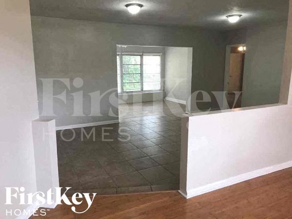 Building Photo - 14300 Iroquois Ave