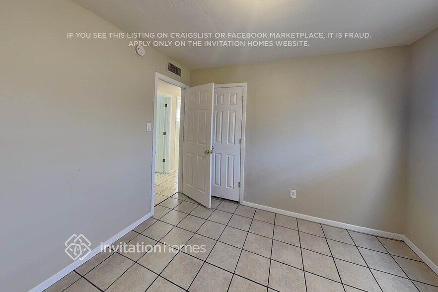Building Photo - 4422 S Park Dr