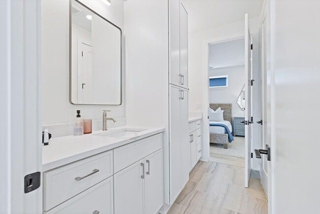 Building Photo - 68 Sarah St