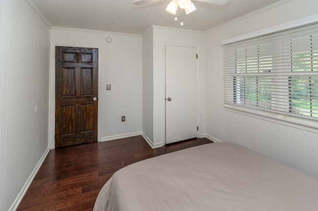 Building Photo - 230 Jacobs Creek Rd