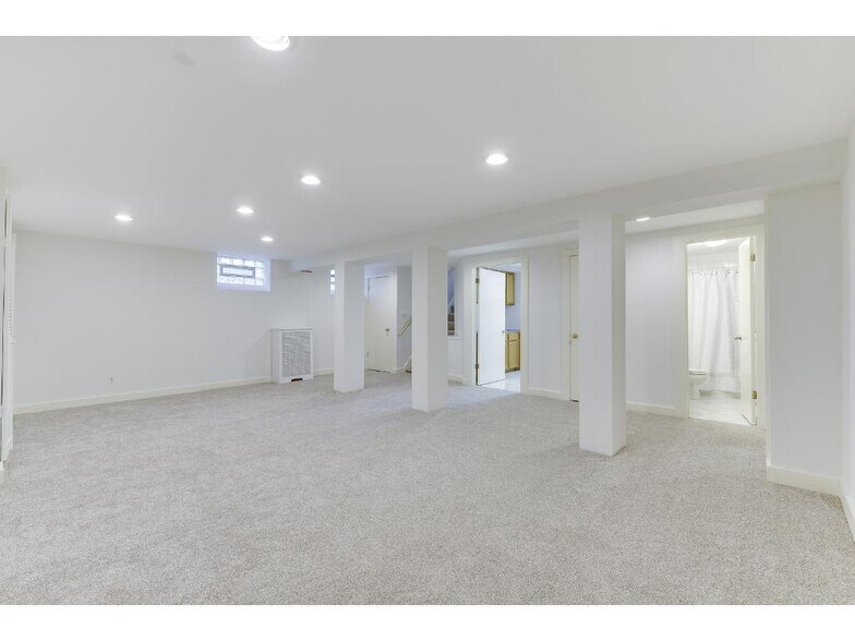 Building Photo - 818 W 42nd St