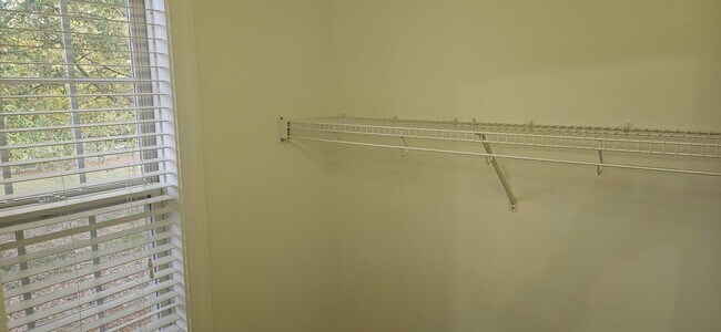 Building Photo - Darling 2br/2.5ba end unit townhome in Exc...