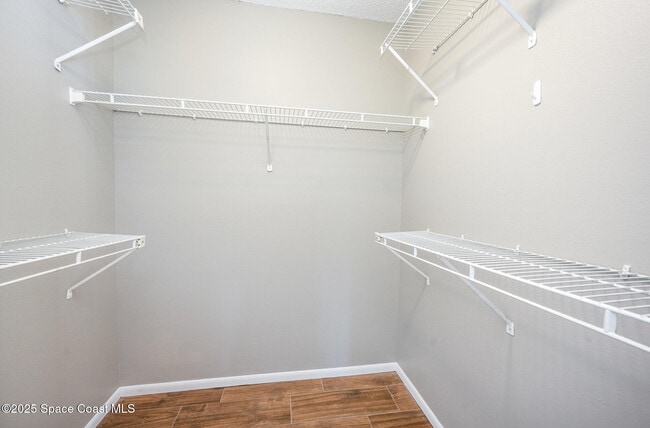 Building Photo - 869 Yorktowne Dr