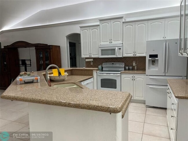 Building Photo - 7400 SW 37 Ct