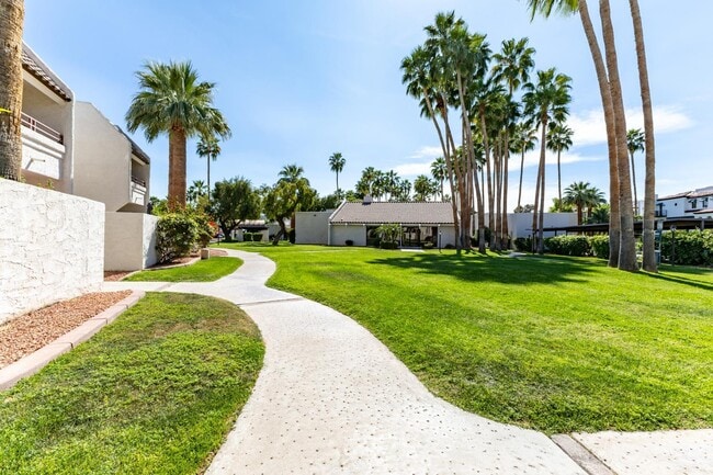 Building Photo - 7350 N Vía Paseo Del Sur