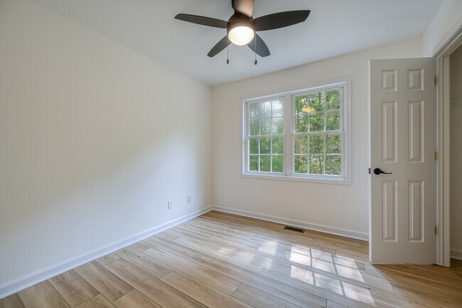 Building Photo - 2416 Horseshoe Bend Dr