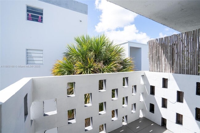 Building Photo - 1986 Biarritz Dr