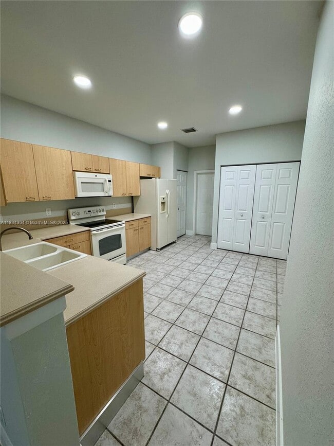 Building Photo - 3912 Tree Top Dr