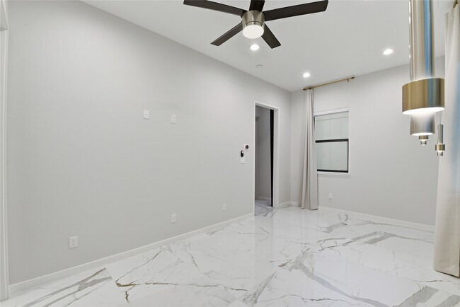 Building Photo - 529 Memorial Heights Dr