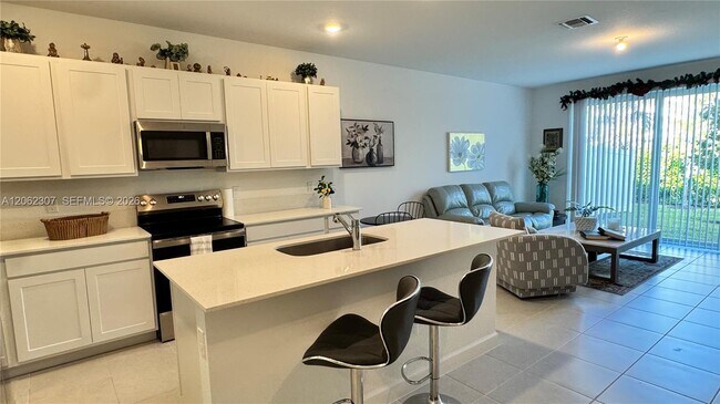 Building Photo - 401 SE Crossoak Ln