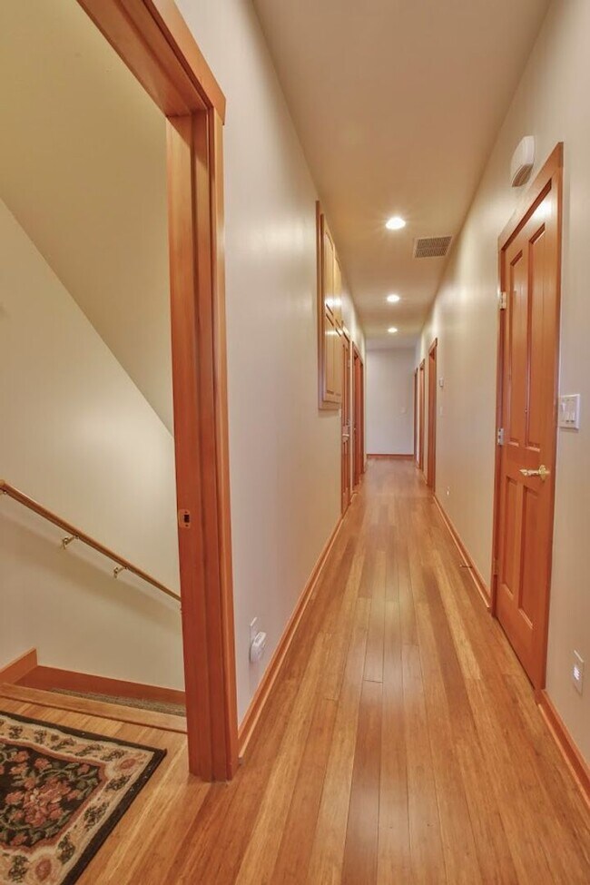 Building Photo - Country Home on Acreage and Pet Friendly!