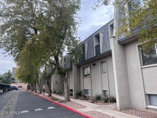 Building Photo - 1010 E Osborn Rd