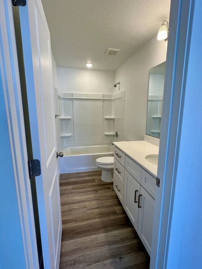 Building Photo - LOVELY TOWNHOME IN SALEM
