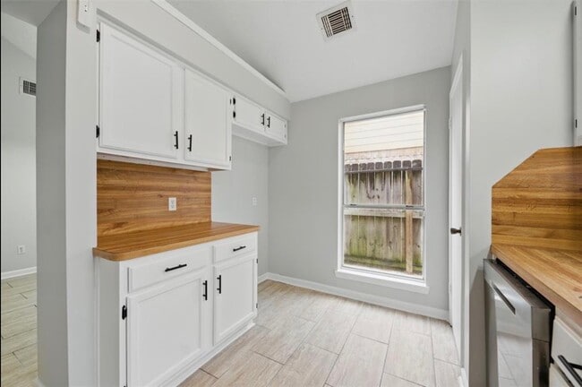 Building Photo - 14403 Wandering Wood Dr