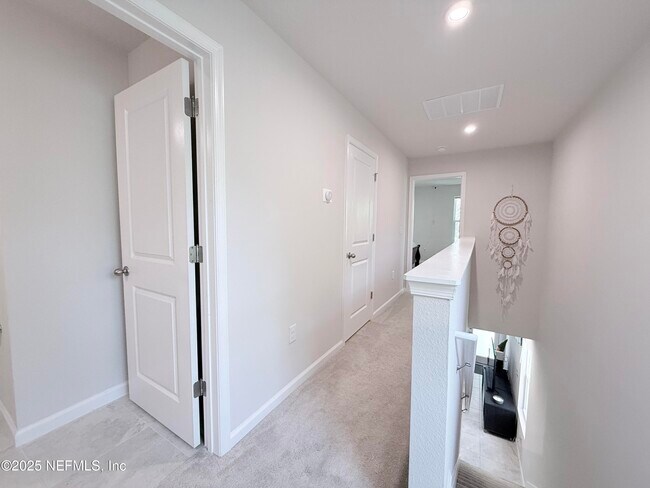 Building Photo - 5885 Creekside Crossing Dr