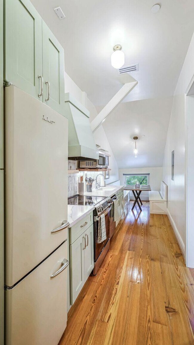 Building Photo - 604 Baronne St