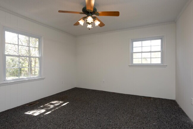 Building Photo - Students Welcome