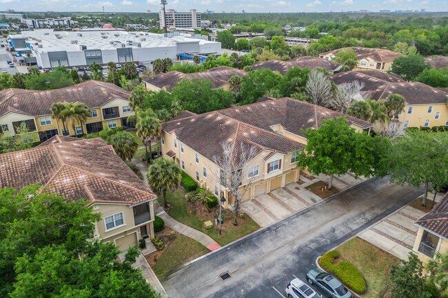 Building Photo - Spacious 3/2 Condo in the Gated Oakwater Community with Single Car Garage! Brand new carpets and ...