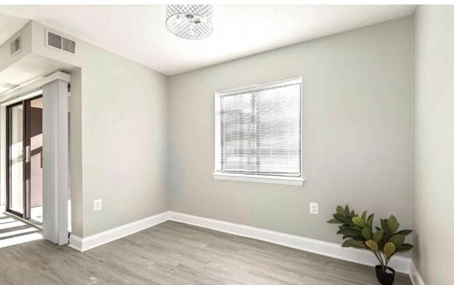 Building Photo - Renovated Herndon Condo