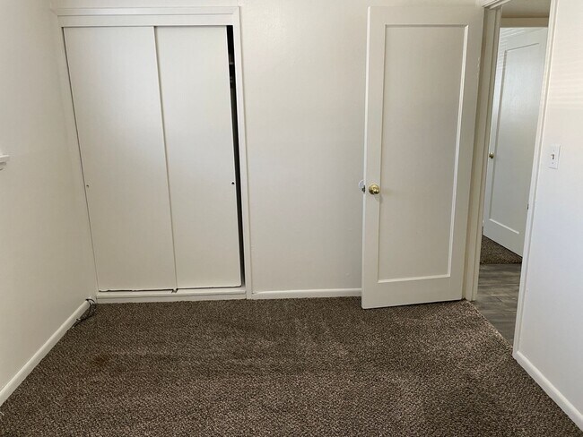 Building Photo - Updated Duplex in Great Location!!