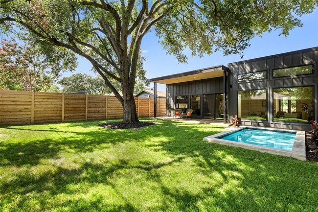 Building Photo - 2305 Southern Oaks Dr
