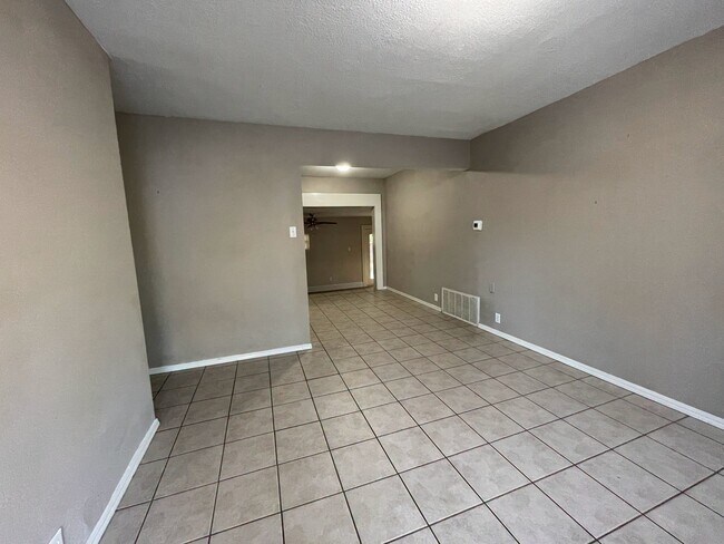 Building Photo - 1807 Comanche St