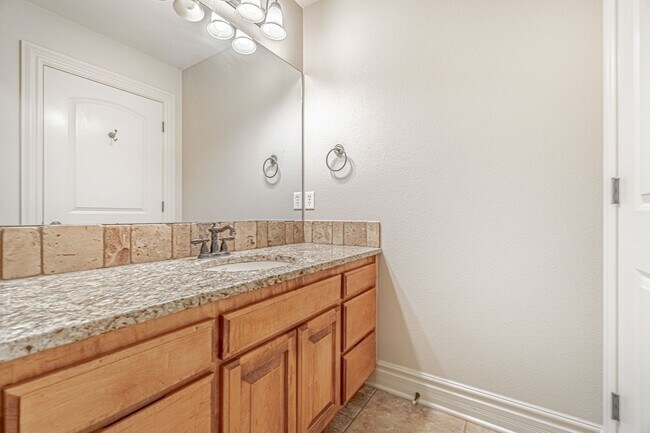 Building Photo - Gorgeous Rogers Home!