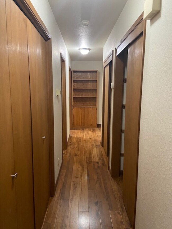 Building Photo - Excellent eastside location, 3/2, fenced yard, 2 car garage