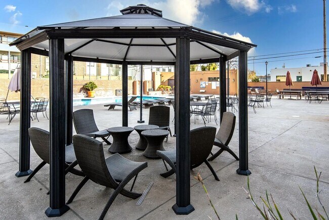 Building Photo - 2 Bedroom/ 2 Bath Condo In The Heart of Gl...