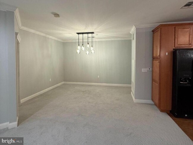 Building Photo - 300 W Elm St