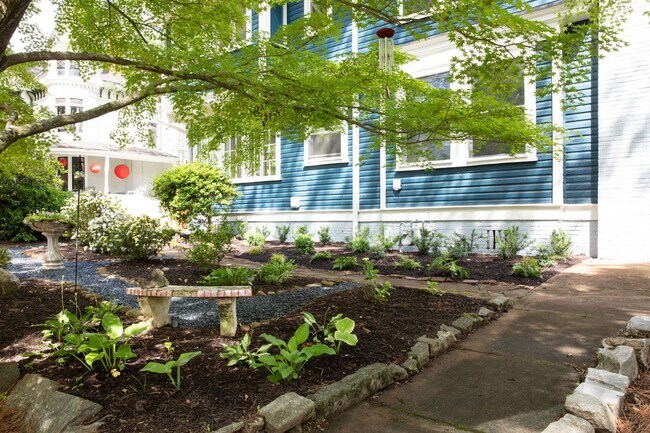Building Photo - 5 Bed 5 Bath in Atlanta - Prime Location! ...