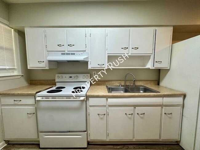 Building Photo - 1014 N Larchmont Dr