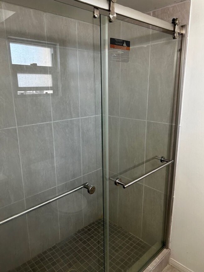 Building Photo - Single Family Home / Condo for Rent - Sout...