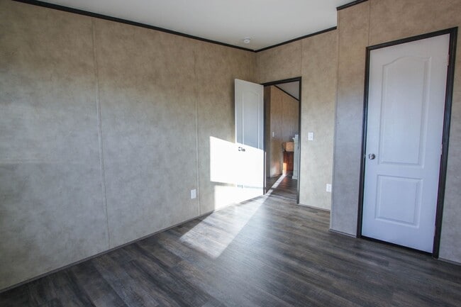 Building Photo - 3 bedroom 2 Bathroom - Horse Property