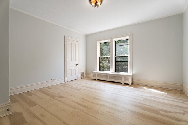 Building Photo - The Sinclaire House - Solarium Apartment