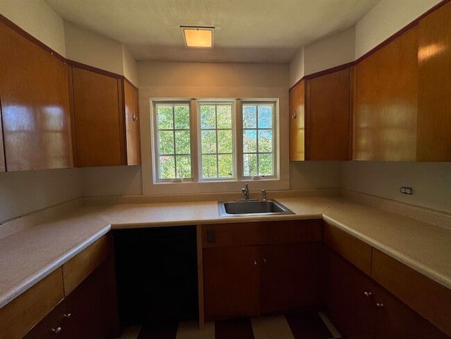 Building Photo - 473 Hapgood Pond Rd