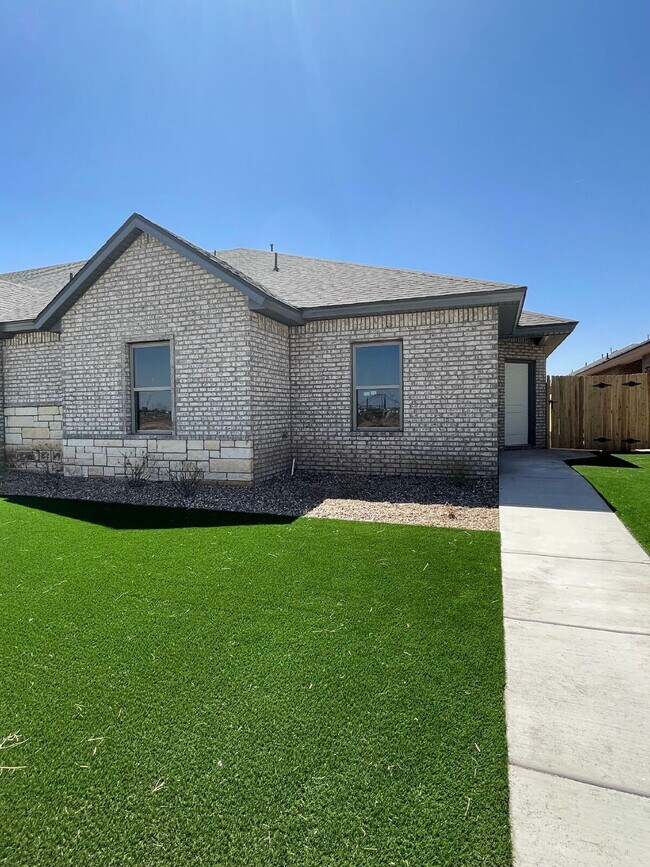 Primary Photo - Beautiful Townhome Located South Of Town N...