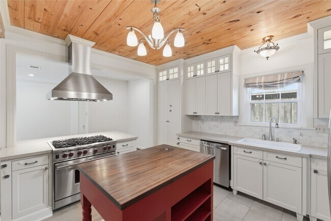 Building Photo - 6666 Fairfield St