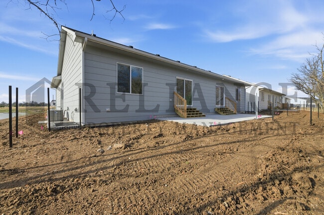 Building Photo - 5238 N Pinecrest Ct