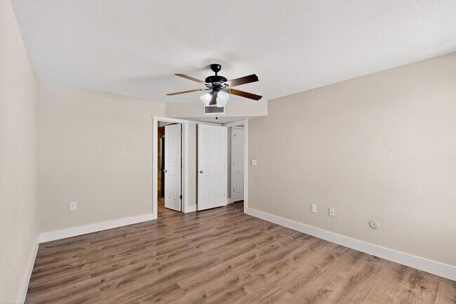 Building Photo - Two story 3 bedroom 2.5 bath in Santa Tere...