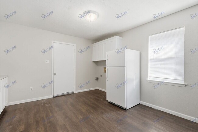 Building Photo - 217 Joyce St