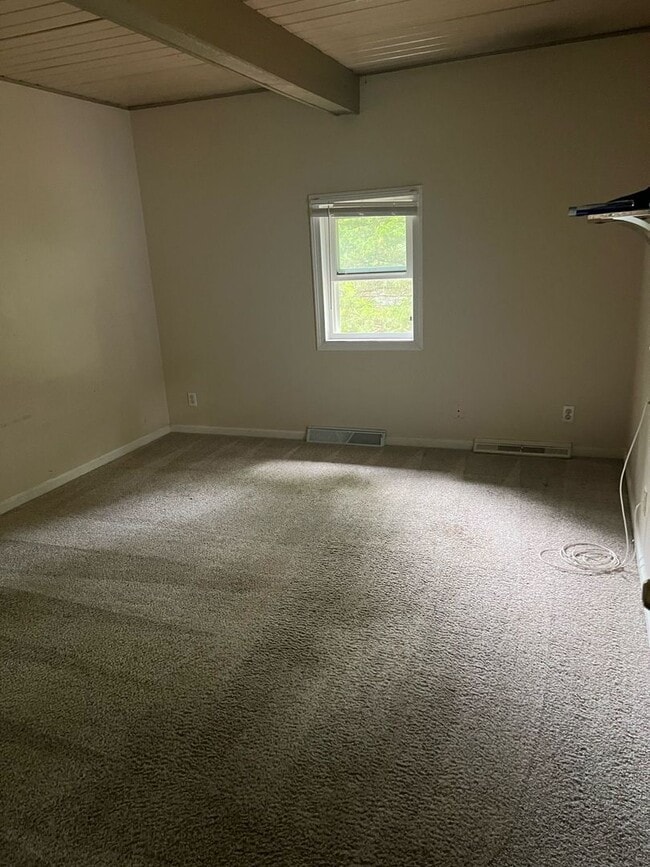 Building Photo - 1 bedroom, 2 lofted conforming rooms/ 1.5 ...