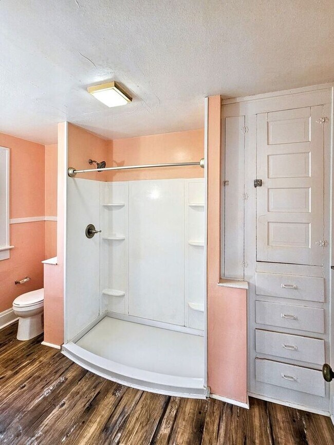 Building Photo - Spacious 3-Bedroom 1 Bathroom Apartment Ne...